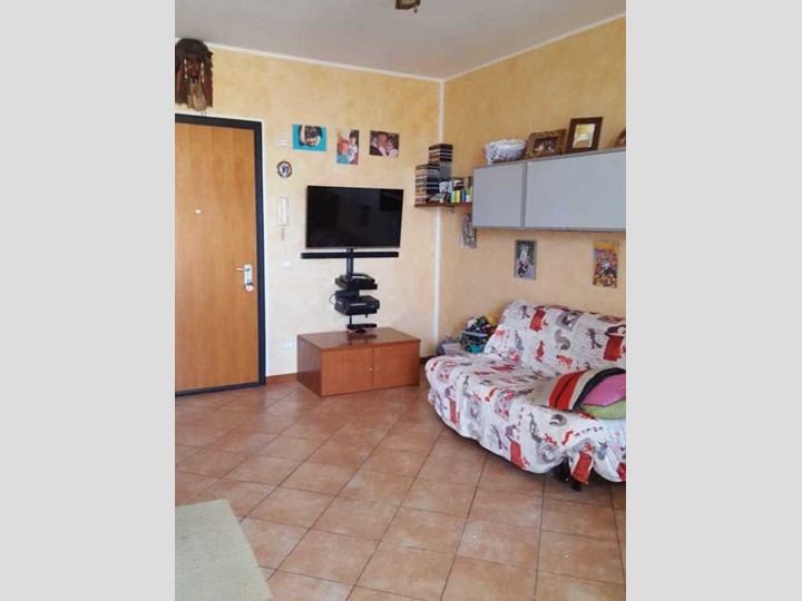 Trilocale in Vendita a Besenzone, 110'000€, 80 m², arredato, con Box