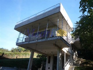 Villa in Vendita a Roncofreddo, zona Diolaguardia, 220'000€, 230 m²