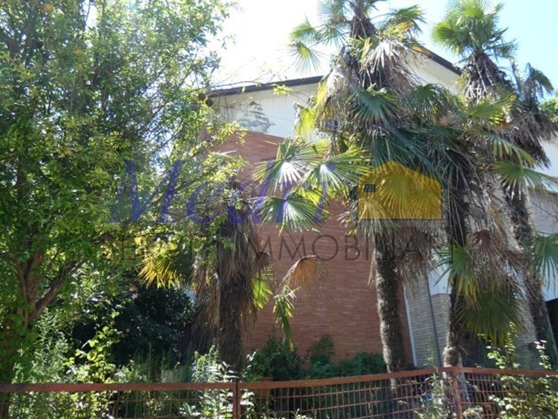 Quadrilocale in Vendita a Cesena, zona Madonna delle Rose, 240'000€, 185 m², con Box