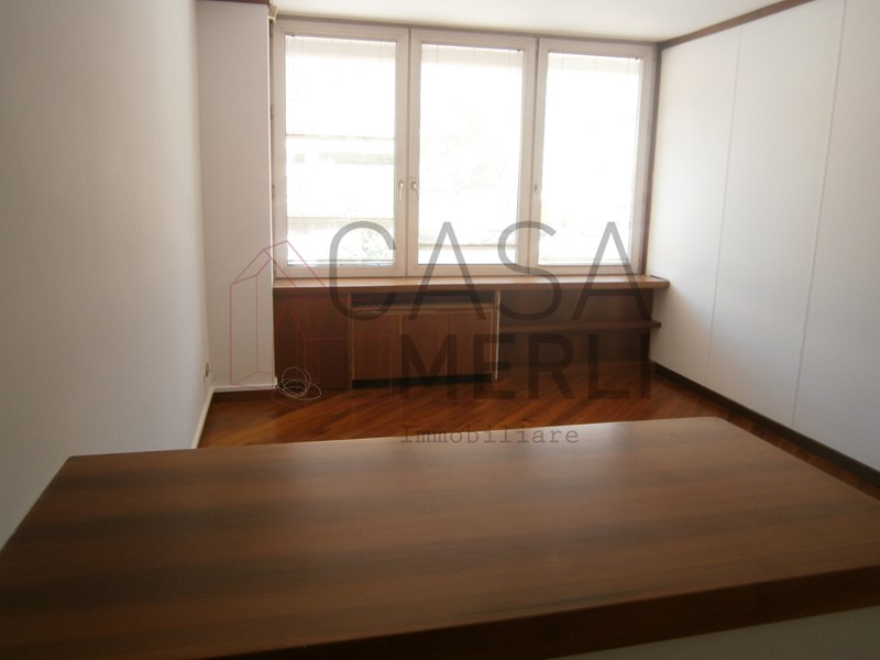 Ufficio in Affitto a Saint Christophe, zona Loc. Grand Charriere, 1'500€, 120 m², con Box