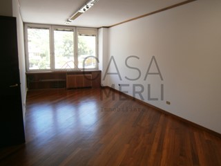 Ufficio in Affitto a Saint Christophe, zona Loc. Grand Charriere, 1'500€, 120 m², con Box