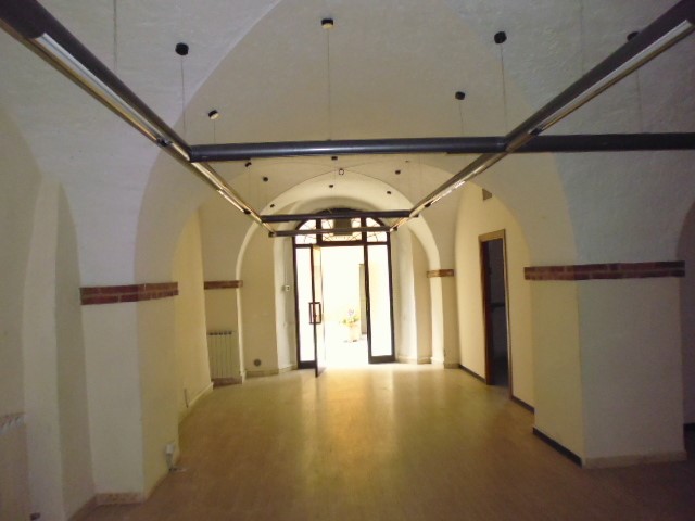 Immobile commerciale in Affitto a Asciano, 750€, 145 m²