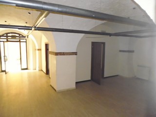 Immobile commerciale in Affitto a Asciano, 750€, 145 m²