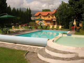 Casa Indipendente in Vendita a Massarosa, zona Piano di Mommio, 1'700'000€, 350 m², con Box