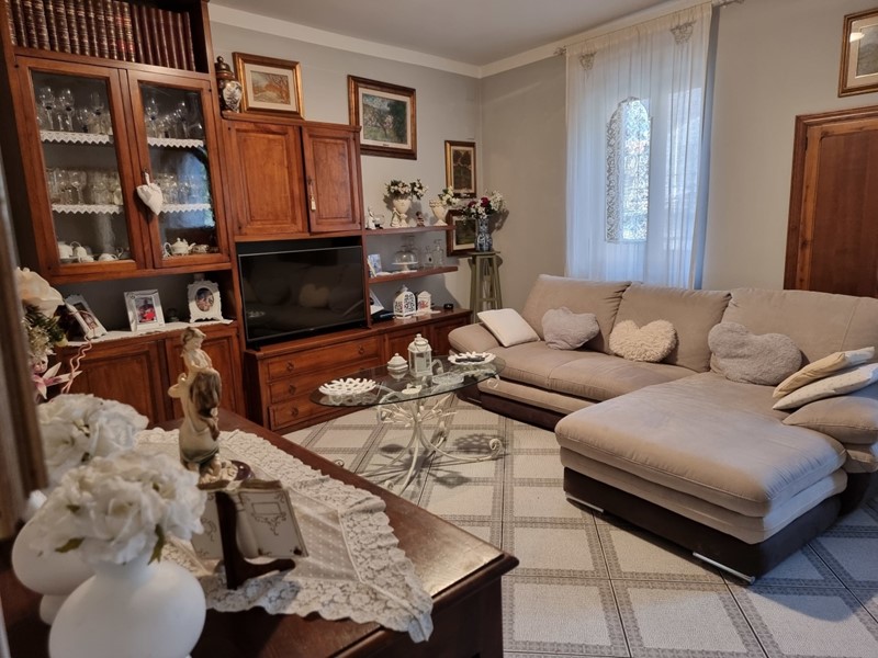 Casa Indipendente in Vendita a Pistoia, zona Villa di Baggio, 350'000€, 240 m²