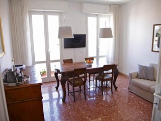 Appartamento in Vendita a Viareggio, zona Centro, 450'000€, 90 m²