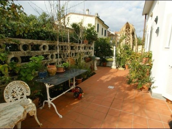 Casa Indipendente in Vendita a Carrara, zona Marina di Carrara, 250'000€, 60 m²