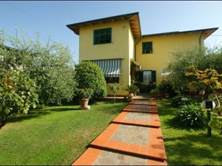 Casa Indipendente in Vendita a Luni, zona Luni Antica, 650'000€, 250 m², con Box