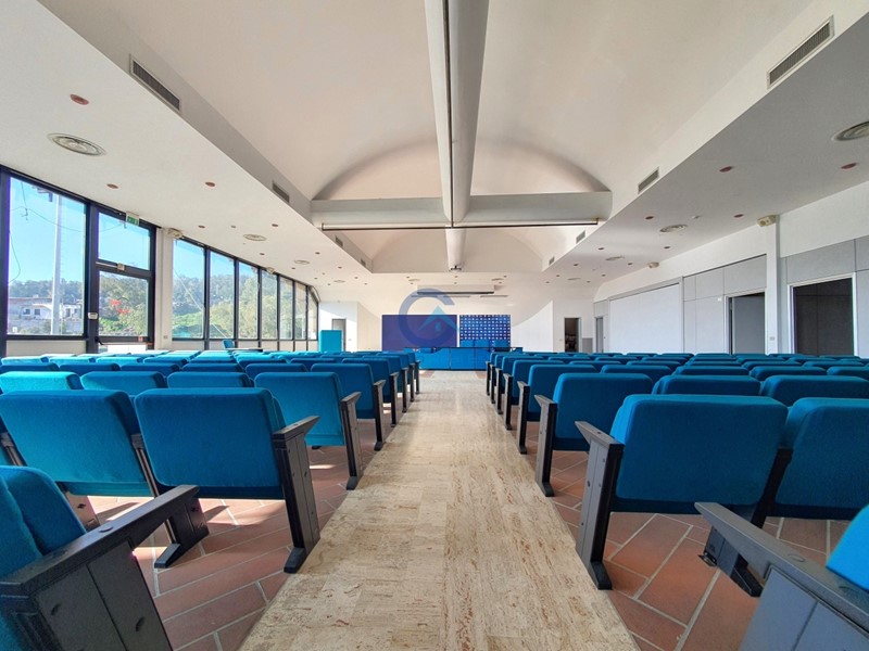 Ufficio in Affitto a Catanzaro, zona Fortuna, 1'700&euro;, 350 m²