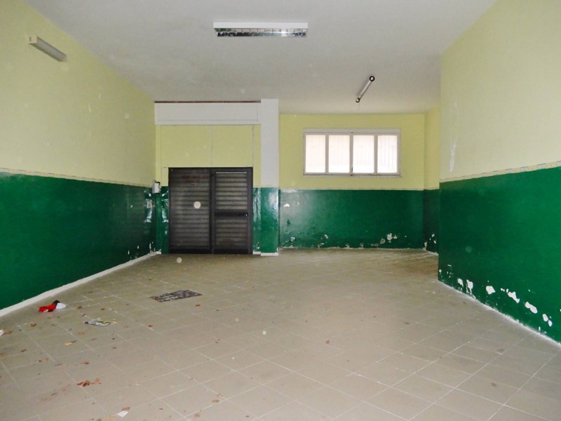 Capannone in Affitto a Catanzaro, zona Stadio, 600&euro;, 85 m²