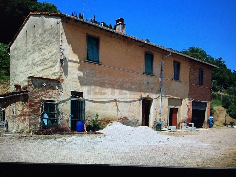 Rustico in Vendita a Castelfranco di Sotto, zona Castelfranco, 390'000€, 450 m², con Box
