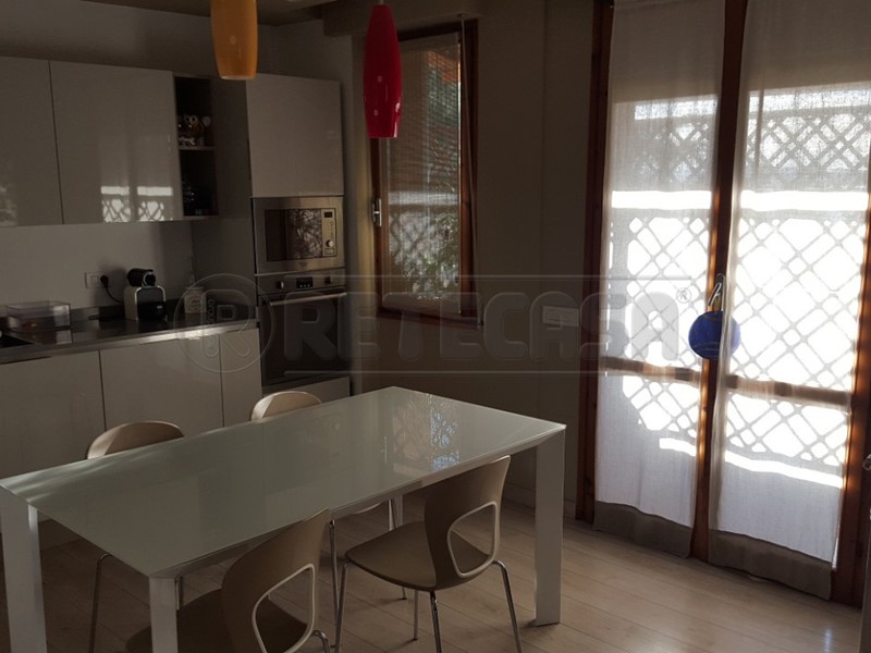 Appartamento in Vendita a Santa Croce sull'Arno, zona Santa Croce Sull'Arno, 198'000€, 150 m², con Box