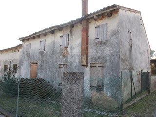 Rustico in Vendita a Camposampiero, zona CAMPOSAMPIERO, 95'000€, 316 m²