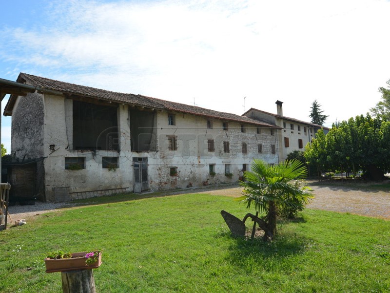 Casa Indipendente in Vendita a Chiopris Viscone, zona Viscone, 129'000€, 660 m²