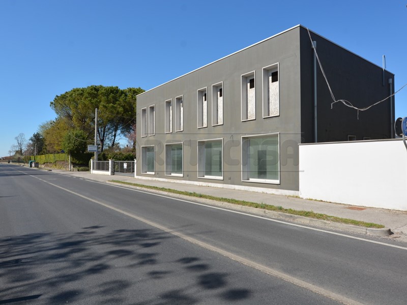 Immobile commerciale in Vendita a San Giorgio di Nogaro, 280'000€, 276 m², con Box