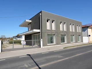 Immobile commerciale in Vendita a San Giorgio di Nogaro, 280'000€, 276 m², con Box