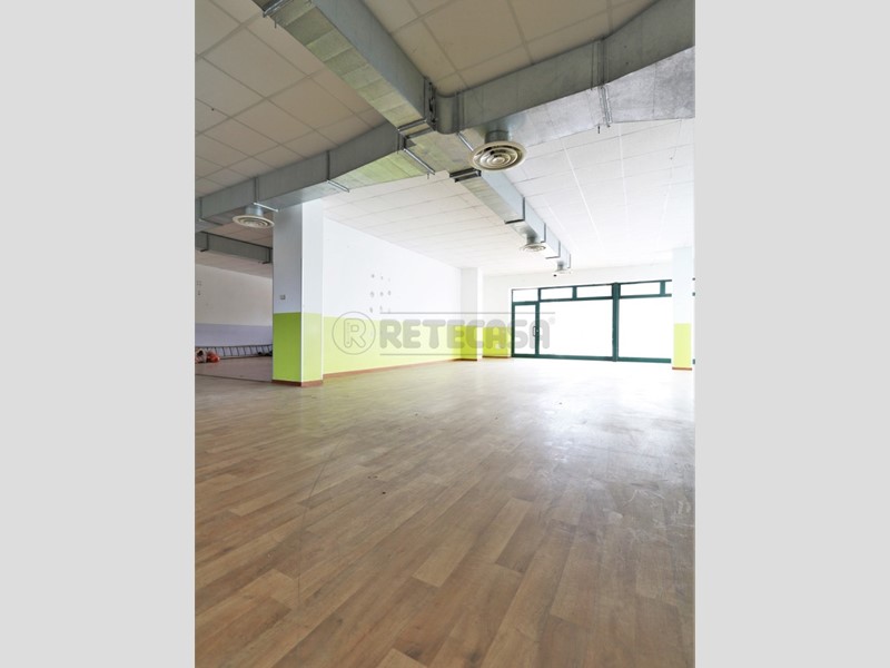 Immobile commerciale in Affitto a Montegalda, 1'100€, 240 m²