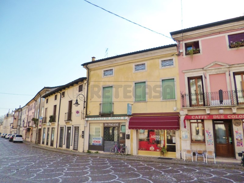 Ufficio in Vendita a Montebello Vicentino, 120'000€, 120 m²