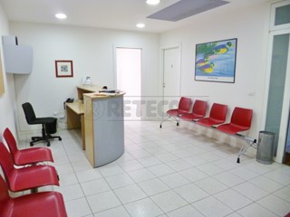 Ufficio in Vendita a Montebello Vicentino, 120'000€, 120 m²