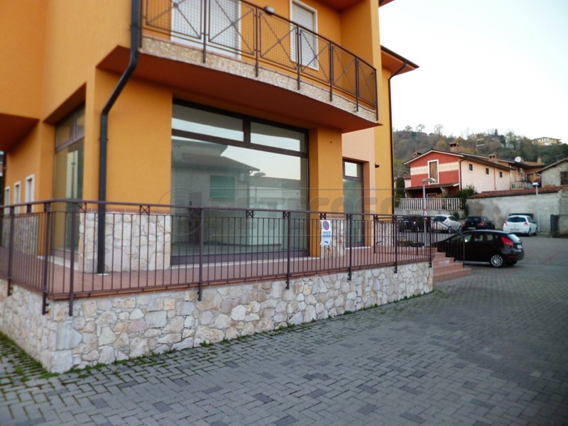 Immobile commerciale in Vendita a Zermeghedo, 130'000€, 105 m², con Box