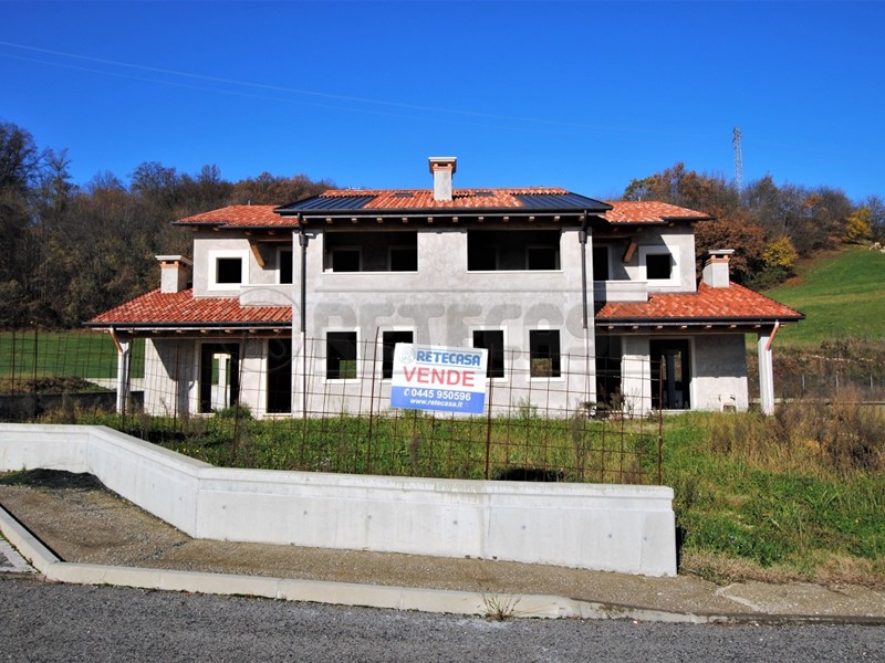 Casa Semi Indipendente in Vendita a Trissino, 240'000€, 250 m², con Box