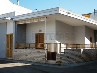 Casa Indipendente in Vendita a Sannicola, zona CHIESANUOVA, 140'000€, 122 m², con Box