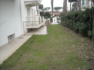 Villetta a schiera in Vendita a Camaiore, zona Lido Di Camaiore, 800'000&euro;, 180 m², con Box