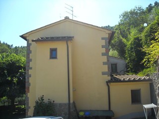 Casale in Vendita a Lamporecchio, zona San Baronto, 500 m²