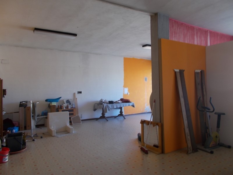 Immobile commerciale in Affitto a Quarrata, zona Pressi Centro, 1'300€, 250 m²