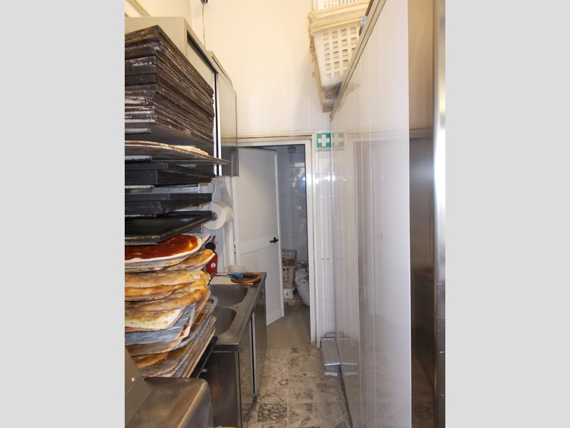 Attività commerciale in Vendita a Prato, zona Chiesanuova, 45'000€, 60 m², arredato