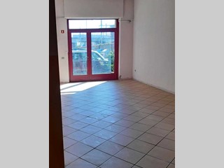 Immobile commerciale in Affitto a Pistoia, zona Arca, 1'000€, 235 m²