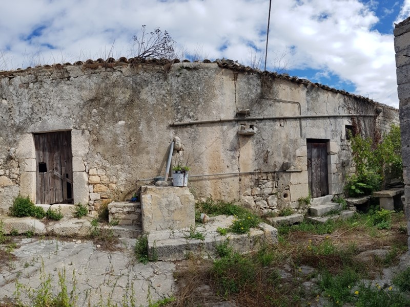 Trilocale in Vendita a Ragusa, zona CAMPAGNA, 90'000€, 150 m²