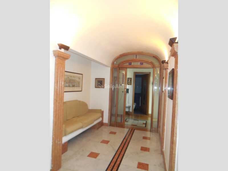 Ufficio in Affitto a Napoli, zona Mercato, 350€, 25 m², arredato