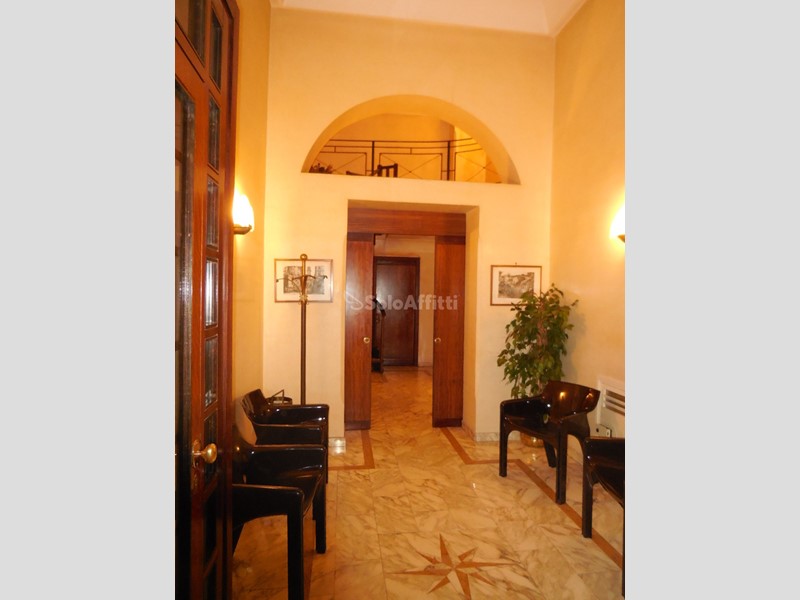Ufficio in Affitto a Napoli, zona S. Ferdinando - Municipio, 800€, 50 m², arredato