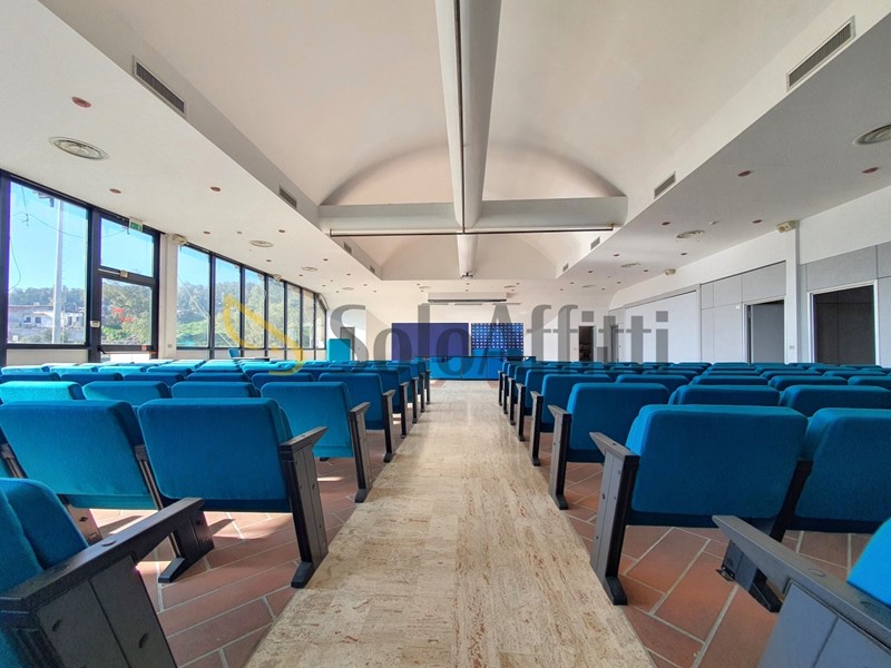 Ufficio in Affitto a Catanzaro, zona Fortuna, 1'700&euro;, 350 m²