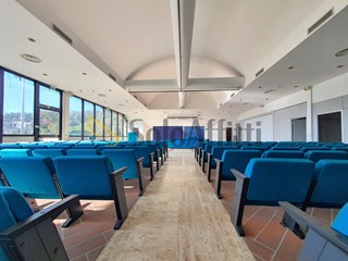 Ufficio in Affitto a Catanzaro, zona Fortuna, 1'700&euro;, 350 m²