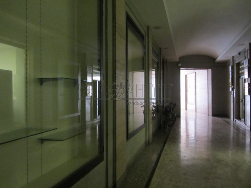 Capannone in Affitto a Terni, zona Centro Storico, 3'000€, 280 m²