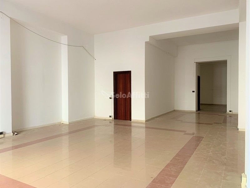 Capannone in Affitto a Catanzaro, zona Centro storico, 1'500€, 130 m²