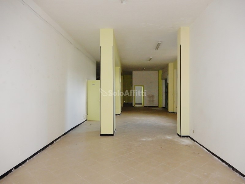 Magazzino in Affitto a Catanzaro, zona Stadio - Ospedale, 1'150&euro;, 225 m²