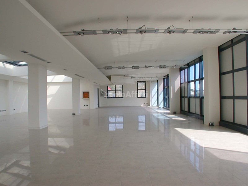 Ufficio in Affitto a Pesaro, zona Torraccia, 8'000€, 800 m²