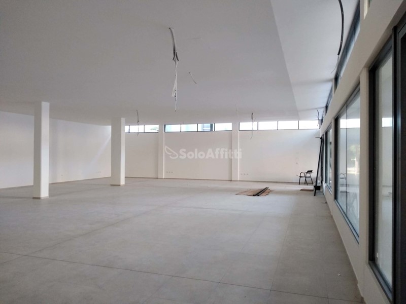 Capannone in Affitto a Pesaro, 990 m²