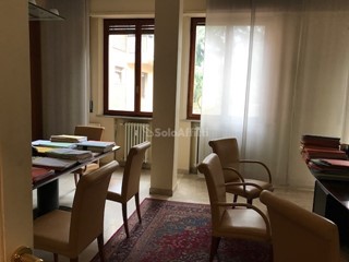 Ufficio in Affitto a Siena, zona Centro storico, 4'000€, 200 m², arredato