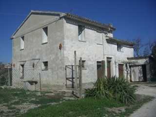 Casale in Vendita a Morro d'Alba, 100'000€, 140 m²