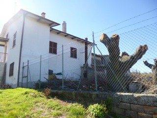 Casale in Vendita a Poggio San Marcello, 105'000€, 250 m², con Box