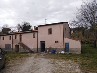 Casale in Vendita a Castelplanio, zona Macine-borgo Loreto, 140'000€, 200 m²