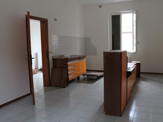 Attività commerciale in Affitto a Jesi, 600€, 80 m²