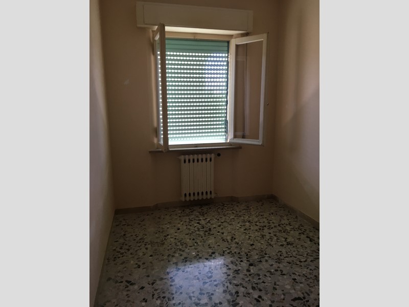 Appartamento in Vendita a Jesi, zona VIALE DEL LAVORO, 95'000&euro;, 90 m², con Box