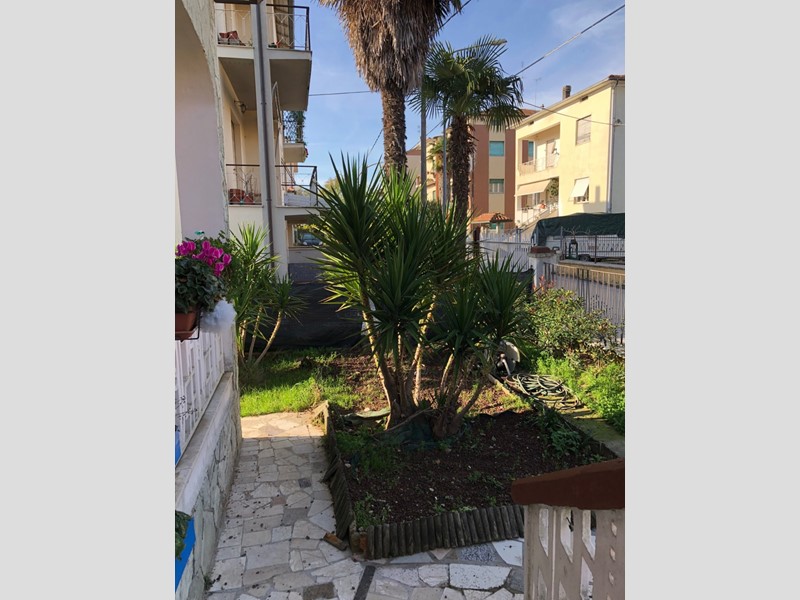 Villa in Vendita a Jesi, zona PRATO/STAZIONE, 350'000€, 160 m², con Box