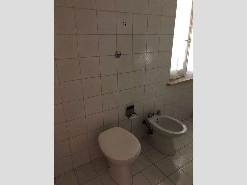 Appartamento in Vendita a Jesi, zona CENTRO CITTA', 65'000&euro;, 95 m²