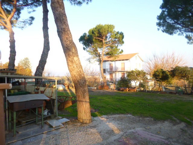 Casale in Vendita a Monsano, 460'000€, 383 m², con Box